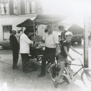 875251 Afbeelding van de viskar van de familie Van Daalen op de hoek van de Willemstraat (links) en de Waterstraat in ...